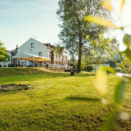 Hotel Ostende - U řeky 3*